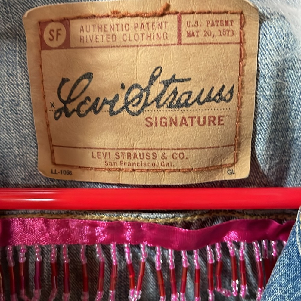 Levi’s Strauss Jean jacket pit to pit is 21 1/2 stretches to 22 - Picture 2 of 6